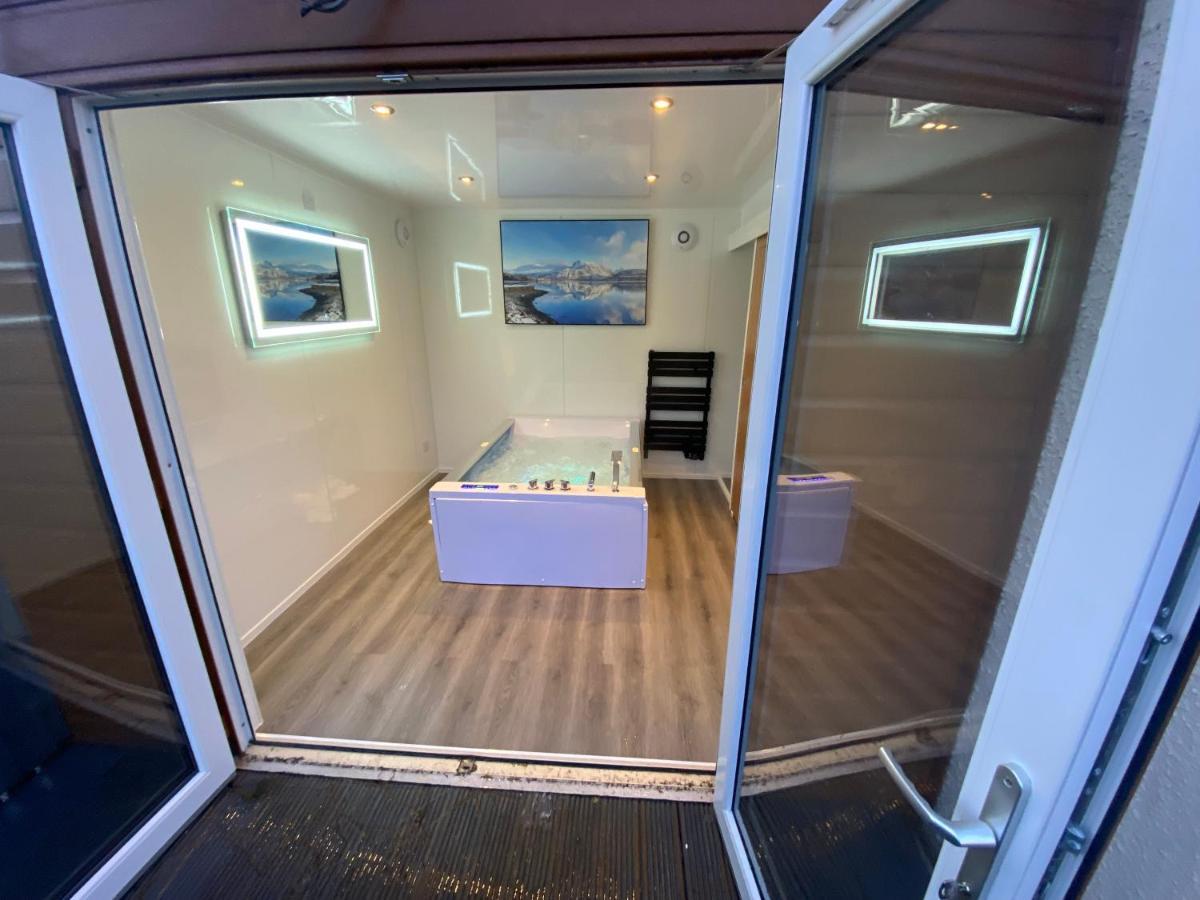 Highland Stays - Ben View Room & Jacuzzi Bath Fort William Exterior photo